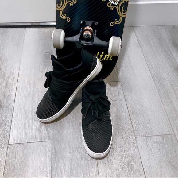 Steve Madden Black Sneaker Size 8 - Picture 2 of 2